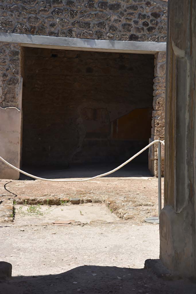 VI.16.7 Pompeii. July 2017.
Atrium B, looking west across impluvium towards doorway to tablinum E.
Foto Annette Haug, ERC Grant 681269 DÉCOR.