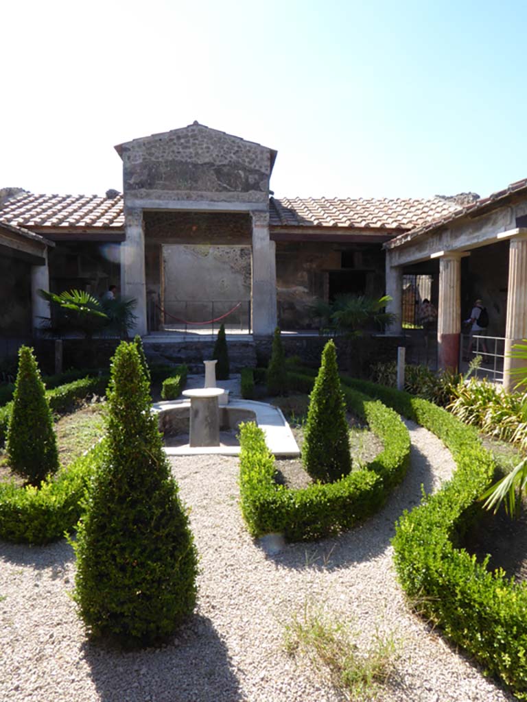 VI.16.7 Pompeii. September 2015. Room F, looking west across peristyle garden from east portico.
Foto Annette Haug, ERC Grant 681269 D�COR.
