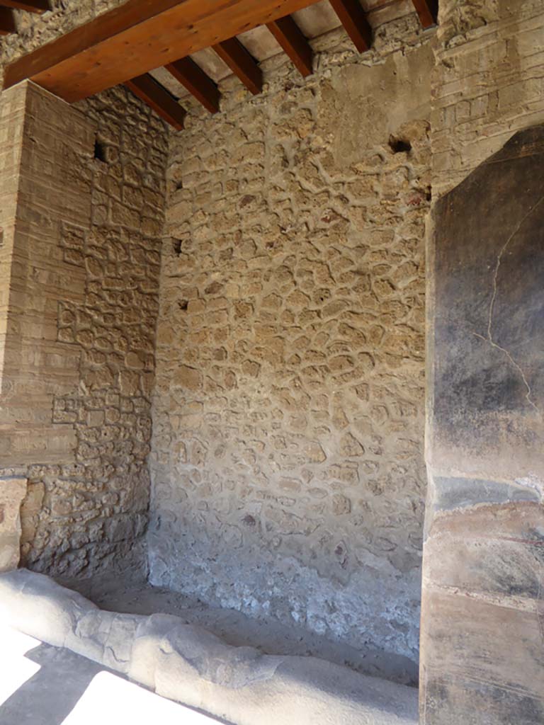 VI.16.7 Pompeii. September 2015. Shallow space 03, on east side of portico, looking north-east.
Foto Annette Haug, ERC Grant 681269 D�COR.

