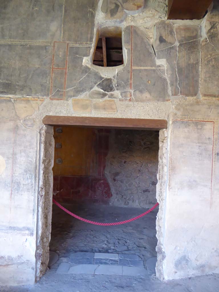 VI.16.7 Pompeii. September 2015. Room N, looking south through doorway.
Foto Annette Haug, ERC Grant 681269 D�COR.

