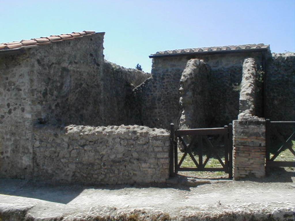VI.16.8 Pompeii. May 2005. Entrance doorway, with a threshold of Vesuvian stone. According to NdS, the workshop consisted of three rooms. The room with the entrance doorway also contained the staircase to the upper floor. The room on the left (south) of it was described as a rear room. The rear room had rustic walls and an earthen floor. The third room was the one entered at VI.16.9. See Notizie degli Scavi di Antichit�, 1908, (p.53).