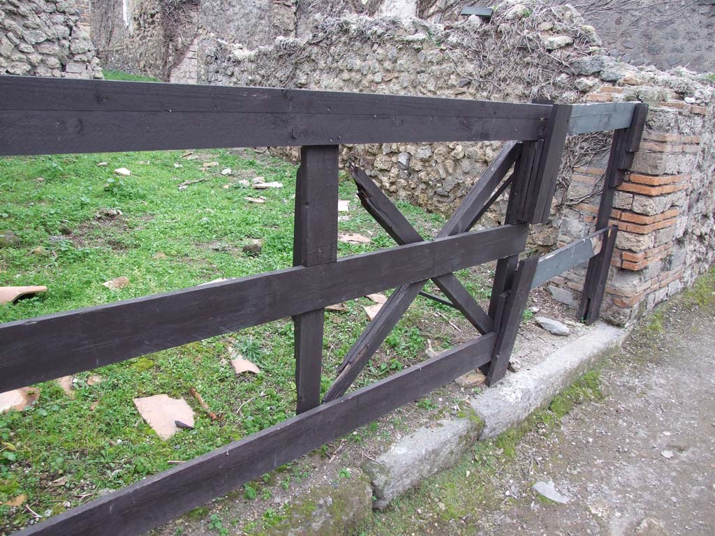 VI.16.10 Pompeii. December 2007. Entrance doorway, looking towards north side of shop.