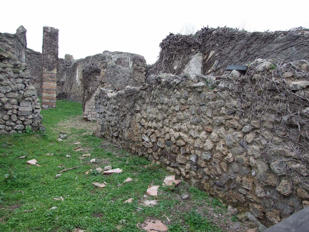 VI.16.10 Pompeii. December 2007. North wall of shop with doorway at rear in west wall, to atrium.
Eschebach described this doorway as leading to the atrium.
According to NdS, the doorway led to a corridor “B”.
See Eschebach, L., 1993. Gebäudeverzeichnis und Stadtplan der antiken Stadt Pompeji. Köln: Böhlau. (p.226)
See Notizie degli Scavi di Antichità, 1908, (p.55).
