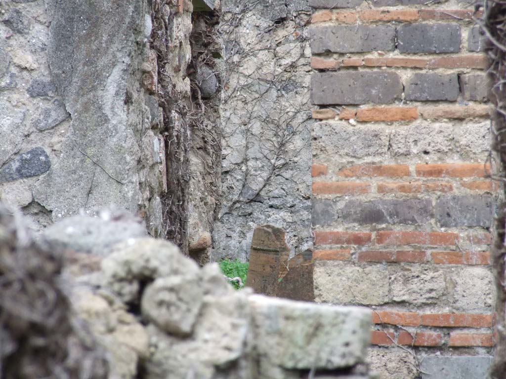 VI.16.10 Pompeii. December 2007. Remains of terracotta puteal at rear of house.
