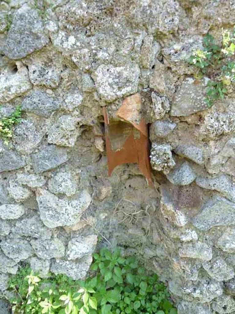 VI.16.11 Pompeii. May 2010. Down pipe in south wall of corridor, at site of latrine.