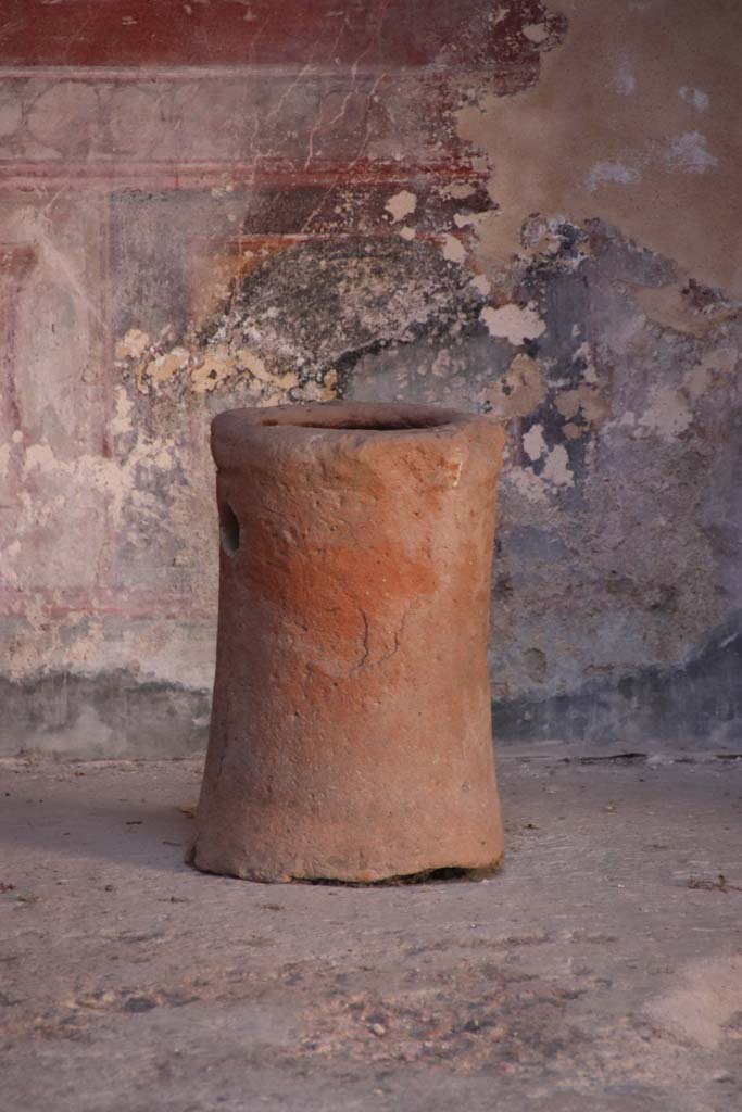 VI.16.15 Pompeii. September 2021.
Terracotta Puteal standing in tablinum D. Photo courtesy of Klaus Heese.