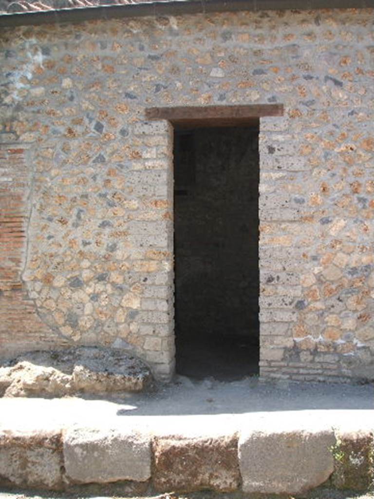 VI.16.16 Pompeii. May 2005. Looking west to entrance, with remains of masonry bench on the left. According to NdS, this entrance led into room N of VI.16.15. Room N was a rustic room with white plaster and a high dado (mattone pesto), with a small window in its west wall. It contained the steps to the upper floor. See Notizie degli Scavi di Antichit�, 1908, (p.83)


