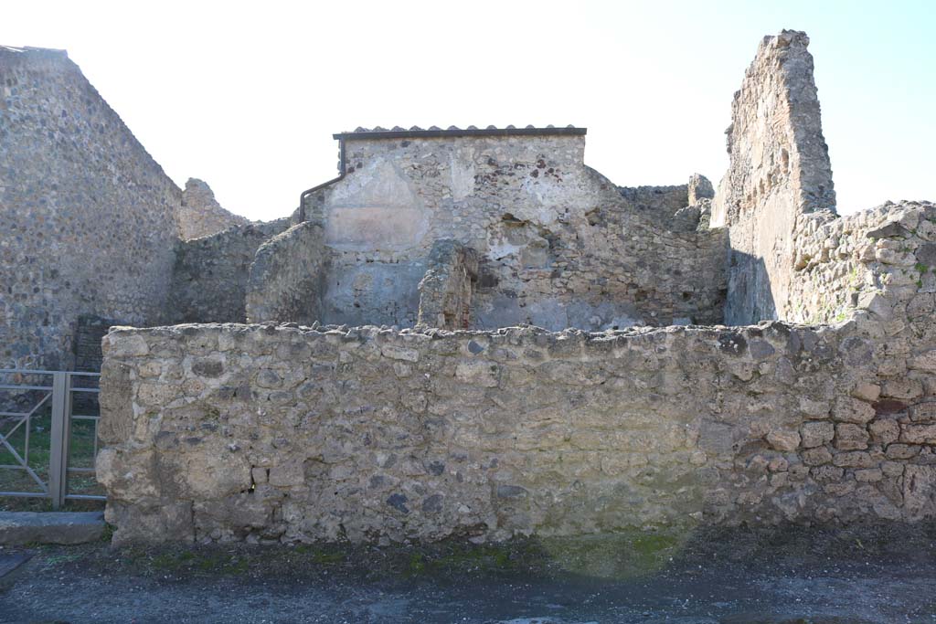 VI.16.18 Pompeii, on left. December 2018. Looking west to front fa�ade on Via del Vesuvio. Photo courtesy of Aude Durand.