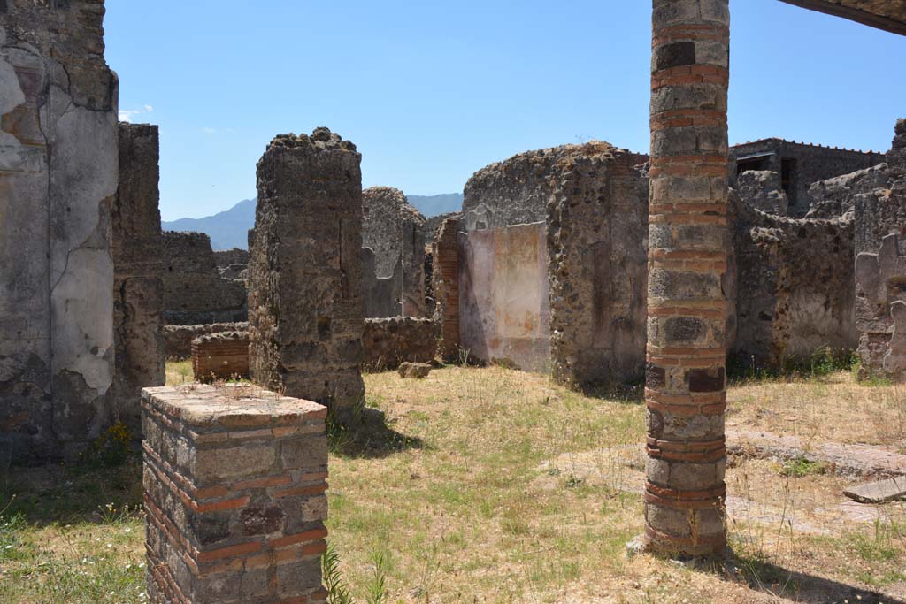VI.16.19 Pompeii. July 2017. Looking south-west across atrium, from entrance doorway. 
Foto Annette Haug, ERC Grant 681269 D�COR.
