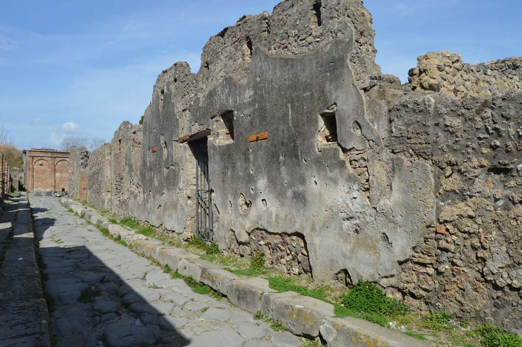 VI.16.27 Pompeii. March 2019. Looking north towards entrance doorway on Vicolo dei Vettii.
Foto Taylor Lauritsen, ERC Grant 681269 D�COR.
