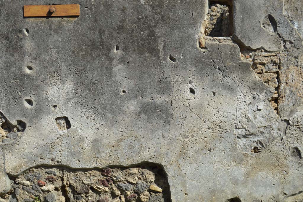 VI.16.27 Pompeii. March 2019. Detail from lower front fa�ade on south side of entrance doorway.
Foto Taylor Lauritsen, ERC Grant 681269 D�COR.

