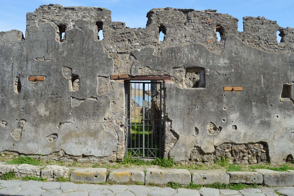 VI.16.27 Pompeii. March 2019. Looking east to entrance doorway.
Foto Taylor Lauritsen, ERC Grant 681269 D�COR.

