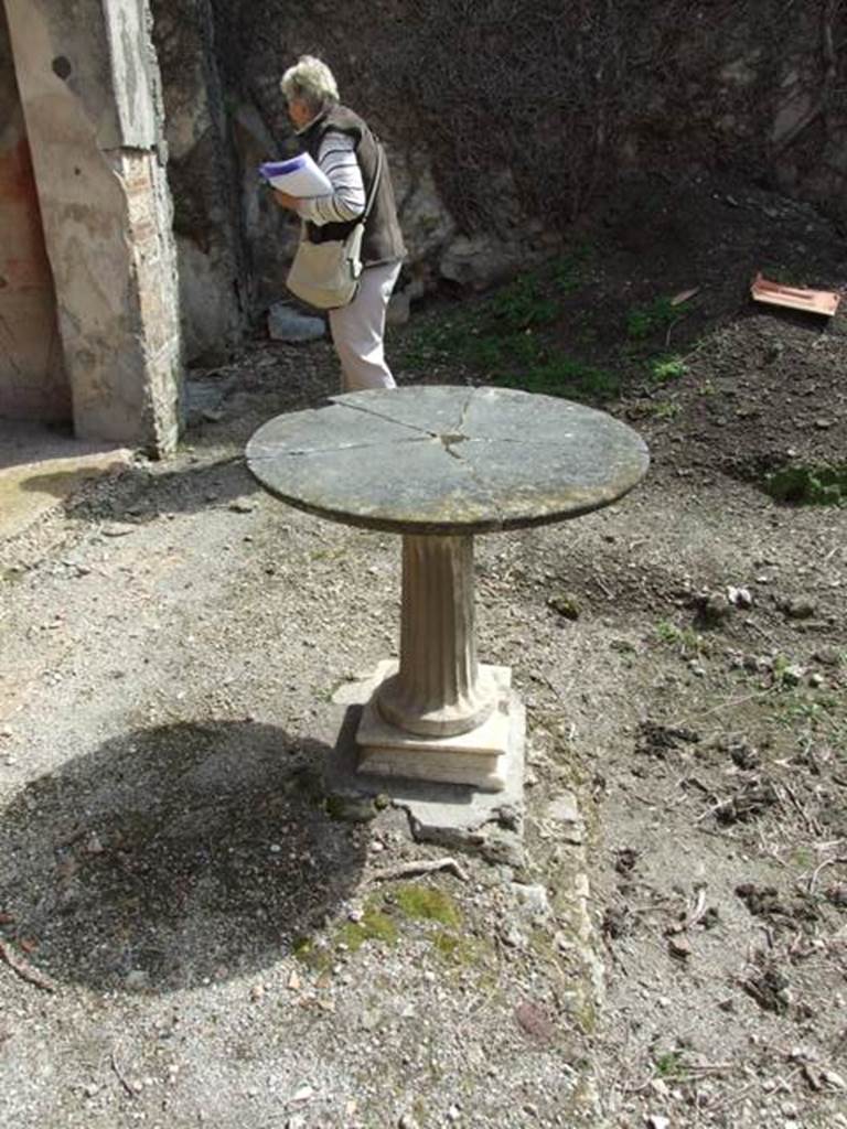 VI.16.28 Pompeii. March 2009. Room C, atrium. Looking across site of impluvium (a) and round table (c) to south wall. According to NdS, on the south wall of the atrium were the remains of a low brick hearth (e). See Notizie degli Scavi di Antichit�, 1908, (p.271).