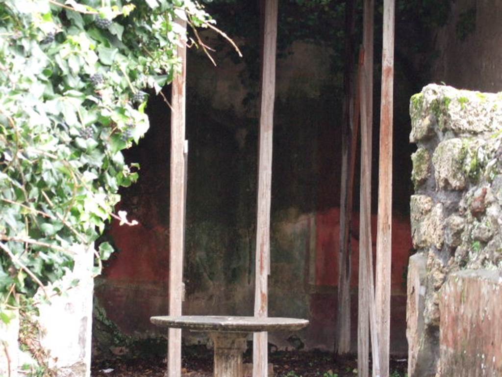 VI.16.28 Pompeii. December 2005. Looking east from entrance towards room F, tablinum.
According to NdS, the very wide doorway to the tablinum was somewhat elevated above the atrium. Its floor was opus signinum. On the eastern and northern walls mediocre paintings were preserved. See Notizie degli Scavi di Antichit�, 1908, (p.273)
