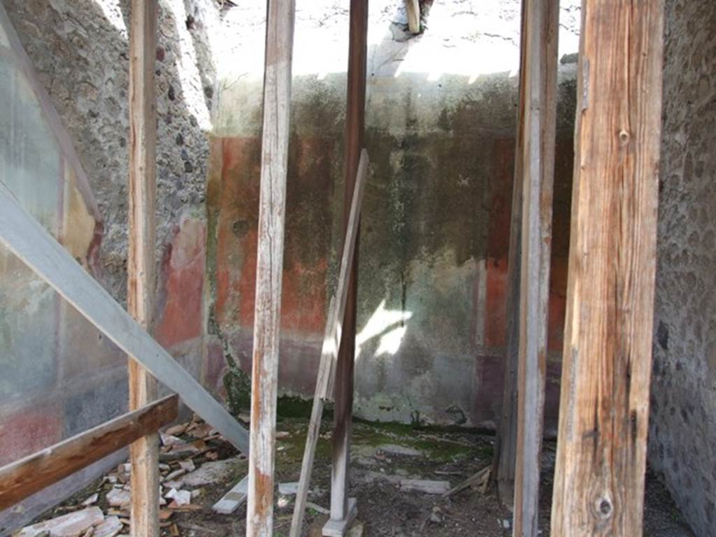 VI.16.28 Pompeii. March 2009. Room F, east wall. According to NdS, the east wall was divided into three large panels, the central panel was green, and the two at either side were red. The dado was divided into rectangular panels, in correspondence with the large panels above. On the dado on the east wall, the middle panels are black and the side ones purple/blue. See Notizie degli Scavi di Antichit�, 1908, (p.273)

