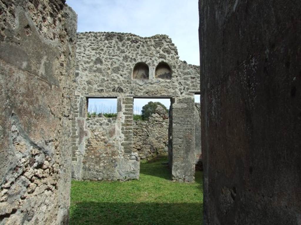 VI.16.32 Pompeii. March 2009. Room B, the atrium, looking east from entrance fauces, A.
According to NdS, in the short entrance corridor A, on the right was preserved a high brick plinth. On this was written a graffito in large letters: DOMINVS EST.
