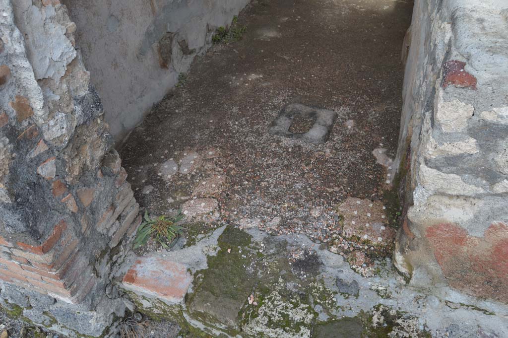VI.16.33 Pompeii. March 2018. Flooring at entrance doorway on north side of counter in bar-room, looking east.
Foto Taylor Lauritsen, ERC Grant 681269 D�COR.

