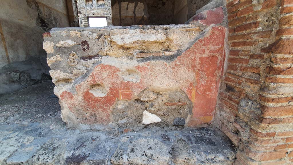 VI.16.33 Pompeii. July 2021. Looking east towards remaining painted stucco on front of counter.
Foto Annette Haug, ERC Grant 681269 D�COR.
