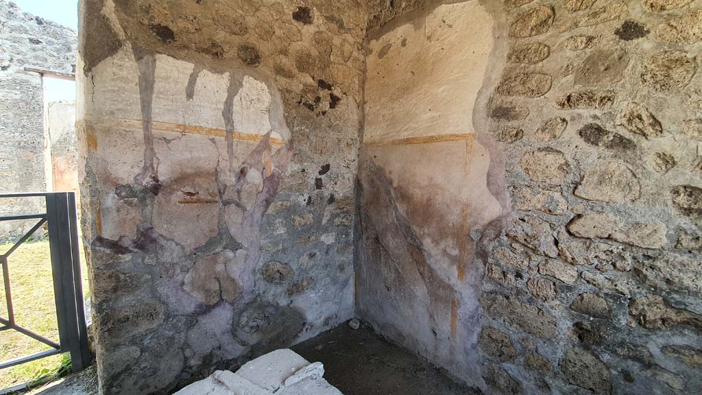 VI.16.33 Pompeii. July 2021. East wall and south-east corner of bar-room.
Foto Annette Haug, ERC Grant 681269 D�COR.
