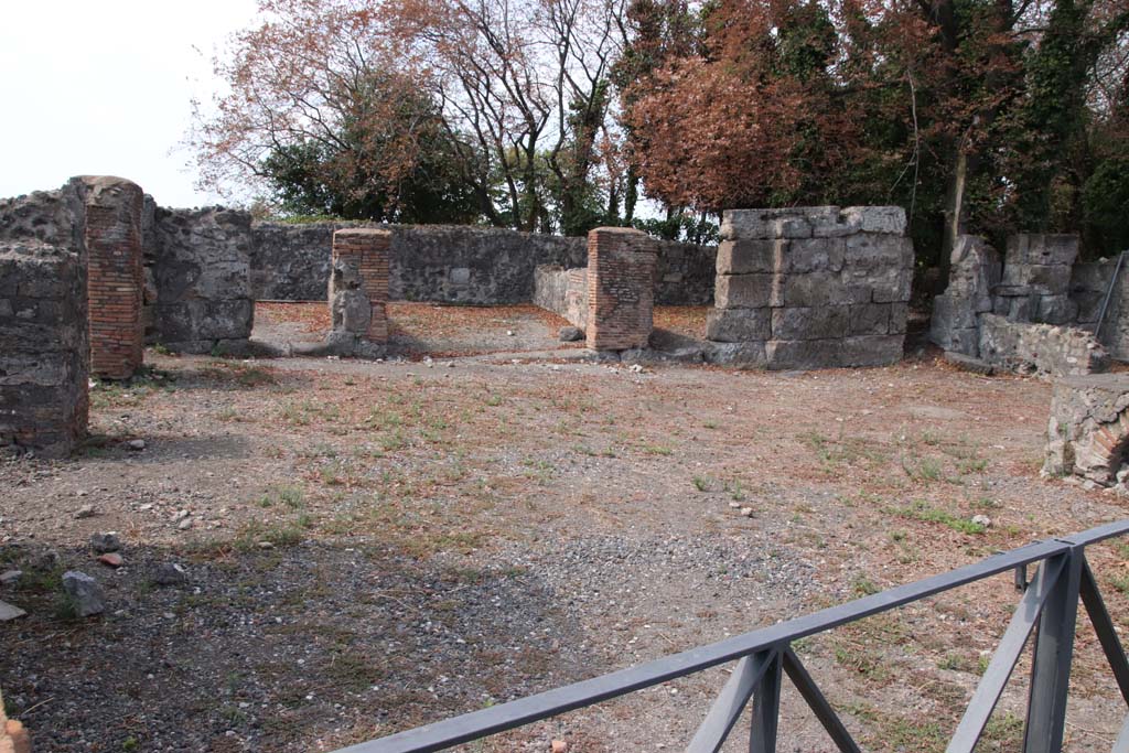 VI.17.01 Pompeii. September 2021. Looking west from entrance doorway. Photo courtesy of Klaus Heese.