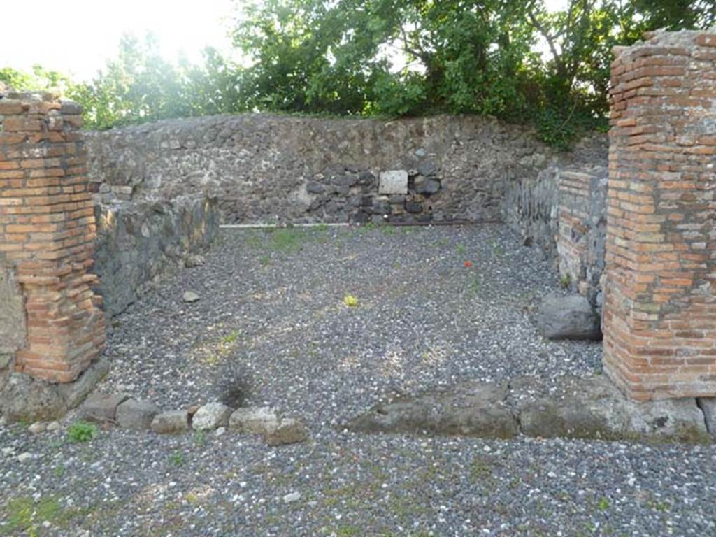 VI.17.1 Pompeii. May 2011. Looking west into central room on west side. 