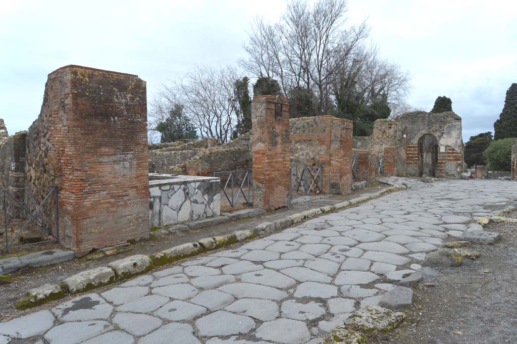 VI.17.4/3 Pompeii. March 2018. Looking north along west side of Via Consolare, with entrance doorway to VI.17.4, and 3, in centre.
Foto Taylor Lauritsen, ERC Grant 681269 D�COR.
