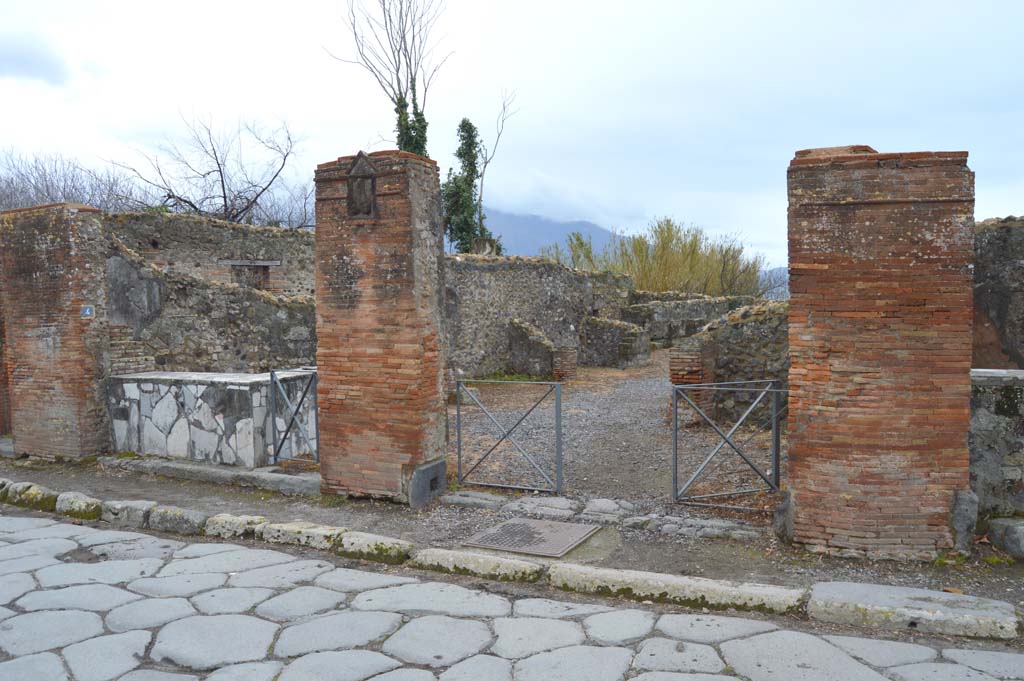 VI.17.4/3 Pompeii. March 2018. Looking south along west side of Via Consolare, with entrance doorway to VI.17.3, on right.
Foto Taylor Lauritsen, ERC Grant 681269 D�COR.
