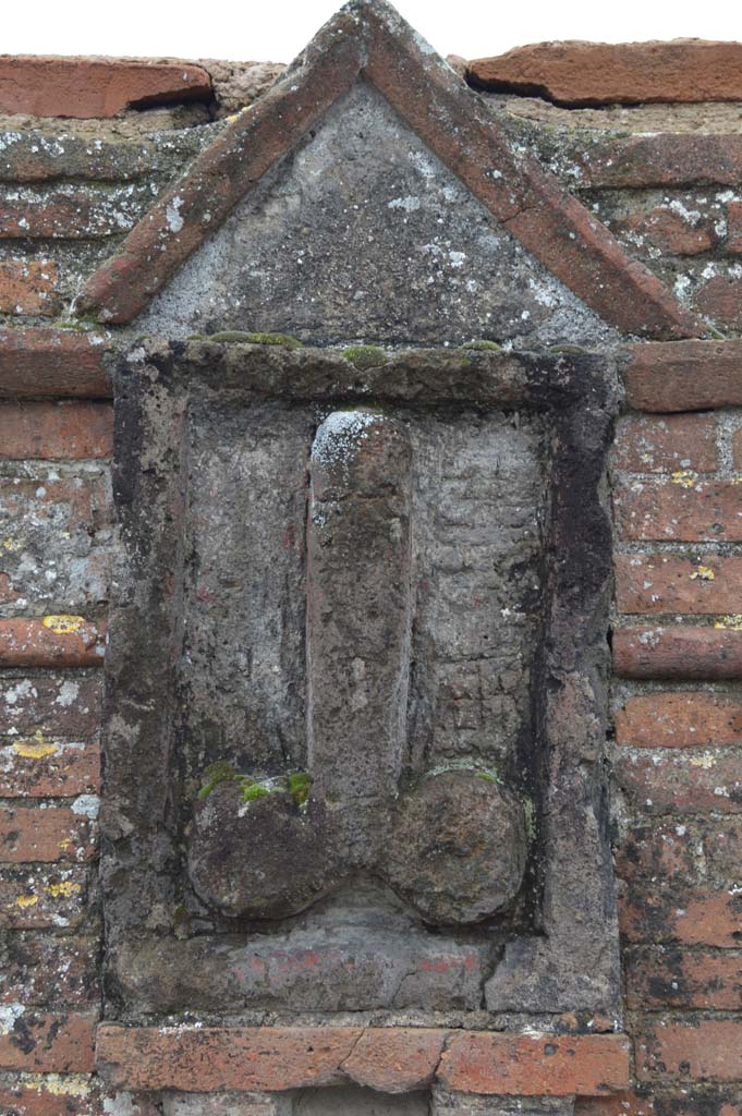 Plaque with phallus between VI.17.3 and VI.17.4, Pompeii. March 2018.
Foto Taylor Lauritsen, ERC Grant 681269 D�COR.

