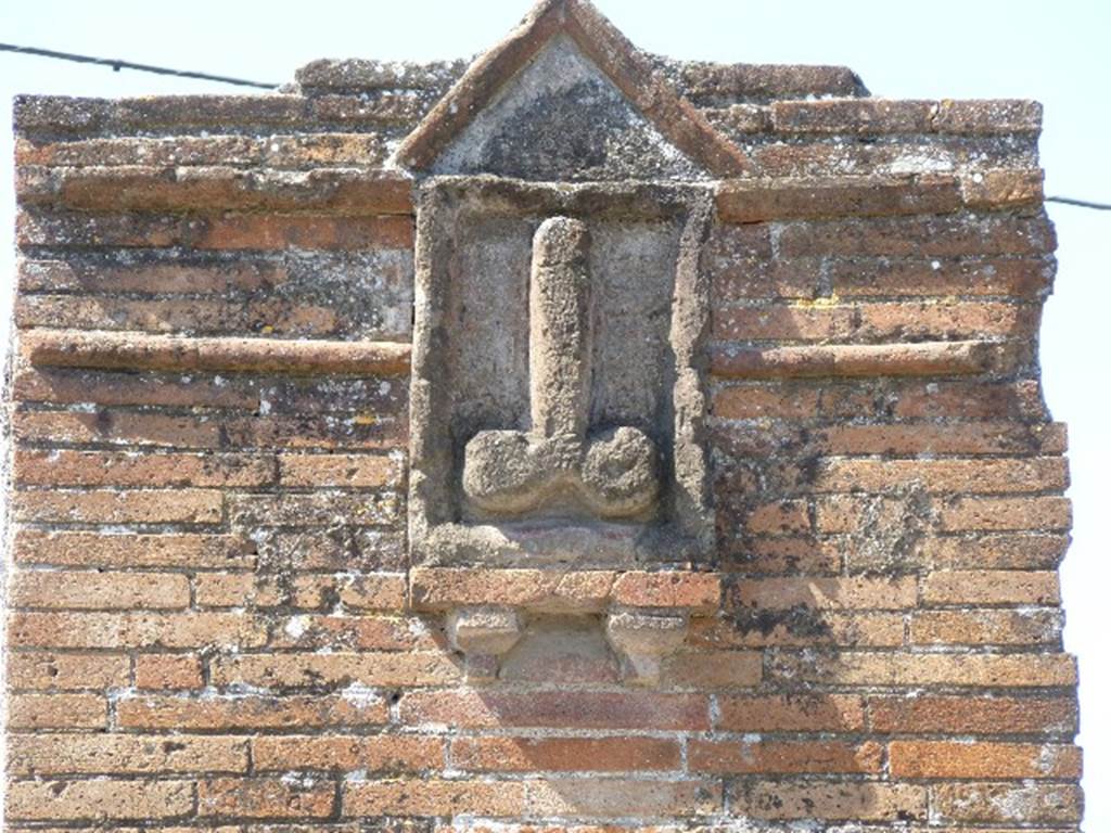 Plaque with phallus between VI.17.3 and VI.17.4, Pompeii. July 2010. Looking west.