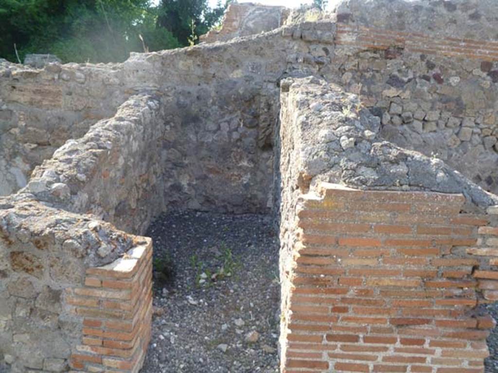 VI.17.4 Pompeii. May 2011. Looking north into small room, on the east side of the previous room.