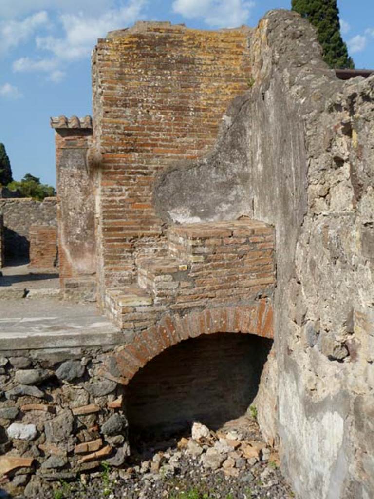VI.17.4 Pompeii. May 2011. South-east corner of bar-room, with display shelving.