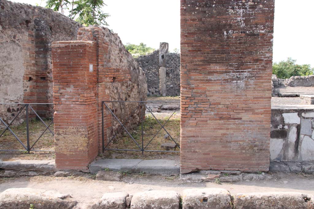 VI.17.5 Pompeii, in centre. September 2021. 
Looking towards entrance doorway and corridor on west side of Via Consolare. Photo courtesy of Klaus Heese.
