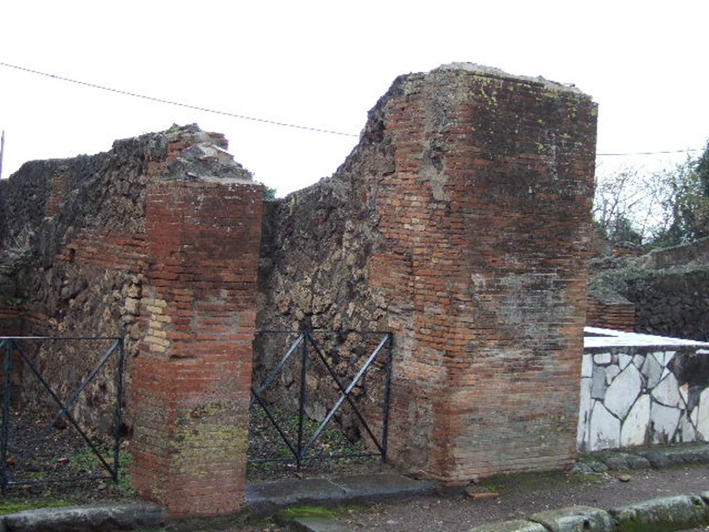 VI.17.5 Pompeii. December 2005. Doorway to House of Popidius Rufus, in centre of picture. Found in April 1770, was an electoral recommendation. It read �
Popidium Rufum aed(ilem)
oro vos faciatis    [CIL IV 116]
See Pagano, M. and Prisciandaro, R., 2006. Studio sulle provenienze degli oggetti rinvenuti negli scavi borbonici del regno di Napoli.  Naples : Nicola Longobardi. (p.67)  PAH I, 1, 238, add.155.
