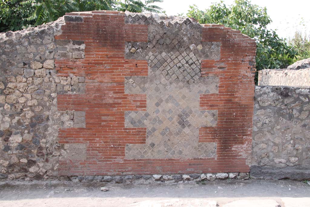 VI.17.9, on right, Pompeii. September 2021. Street fa�ade on left (south) of blocked entrance doorway. Photo courtesy of Klaus Heese.