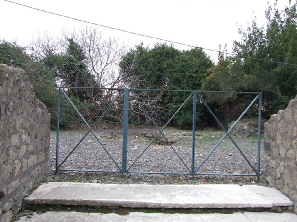 VI.17.10 Pompeii. December 2007. Looking west across atrium from entrance.