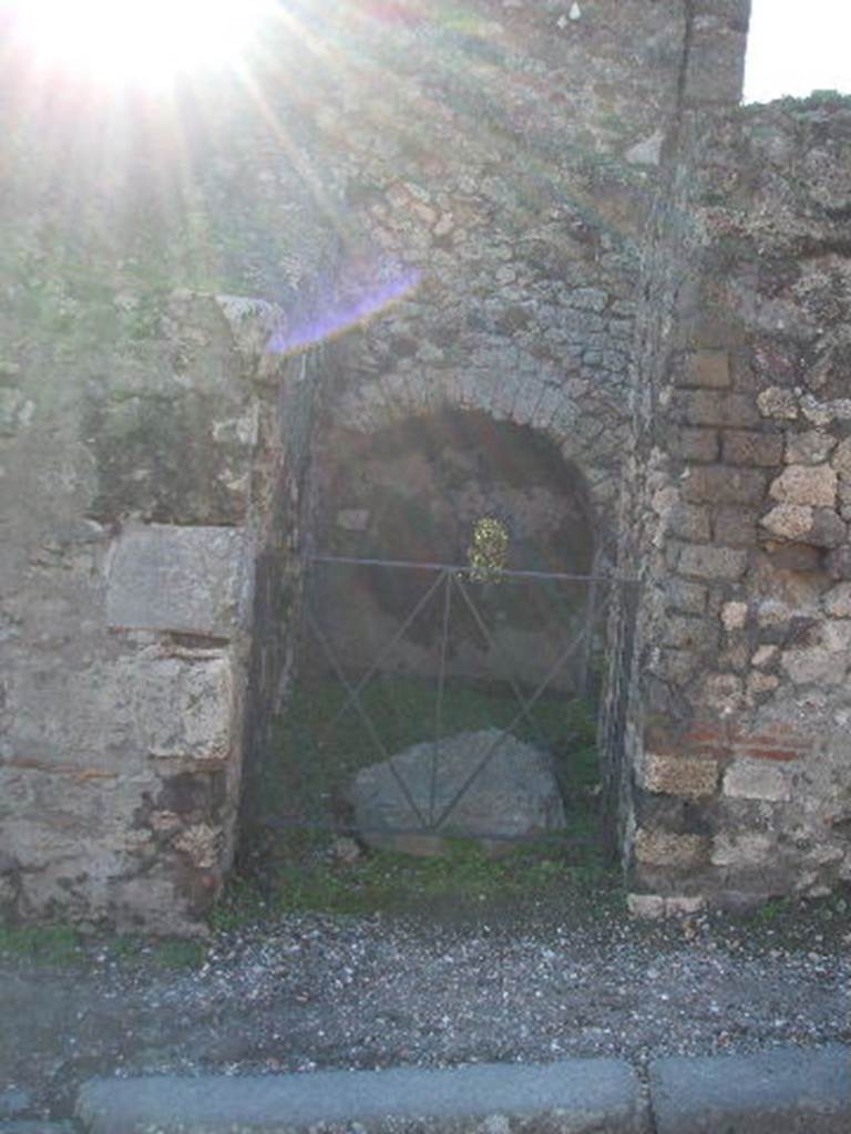 VI.17.11 Pompeii. December 2004. Looking west.