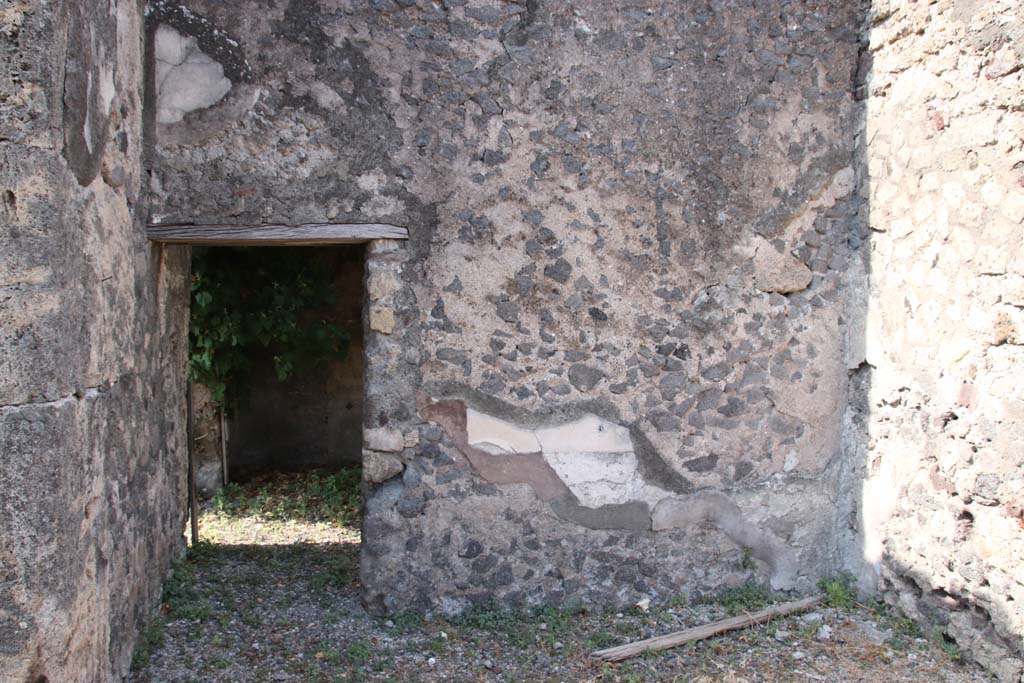 VI.17.13 Pompeii. September 2021. Looking towards west wall of triclinium on north side of atrium. Photo courtesy of Klaus Heese.