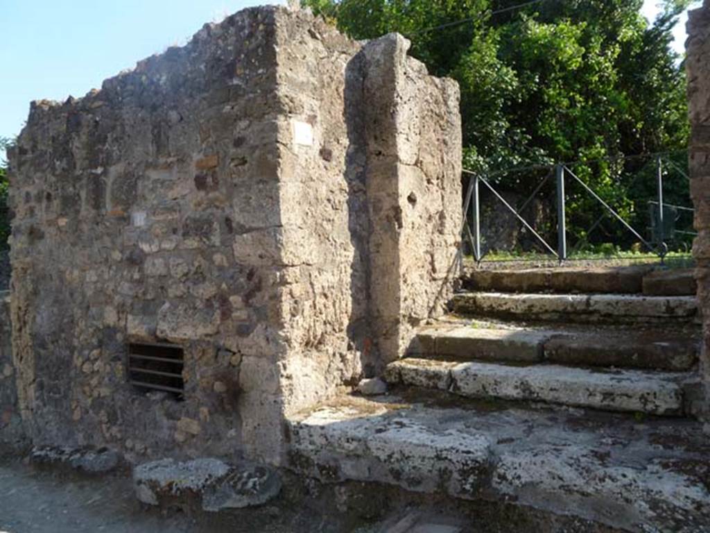 VI.17.14 and VI.17.13, on right, Pompeii. May 2011. Looking south-west from Via Consolare.