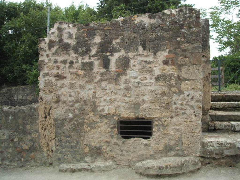 VI.17.14 Pompeii. May 2005. Looking west to cellar window.