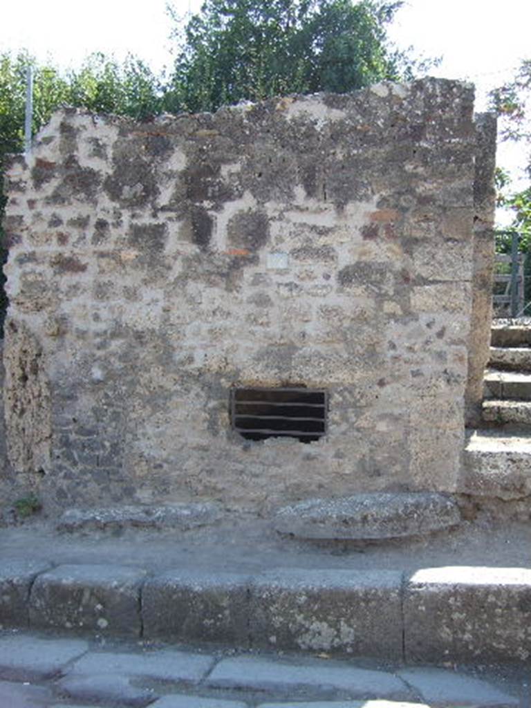 VI.17.14 Pompeii. September 2005. Cellar window.