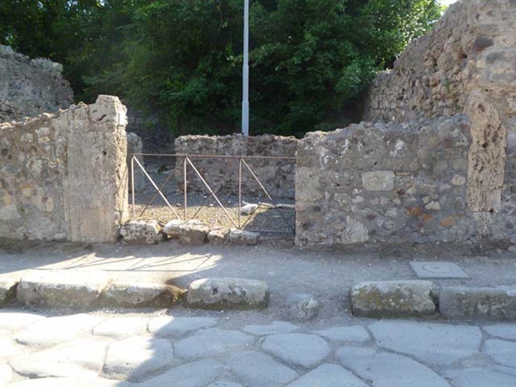VI.17.15 Pompeii. May 2011. Looking west towards entrance doorway.