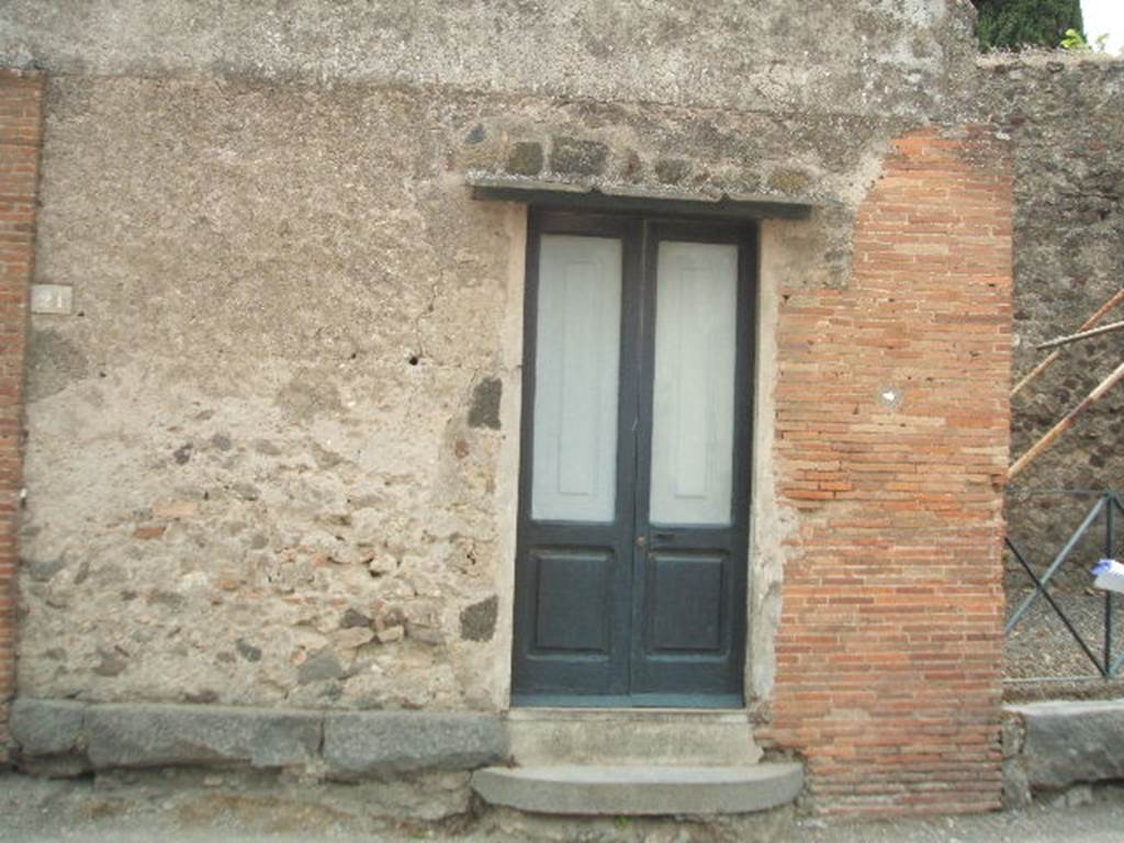VI.17.21 Pompeii. May 2005. Looking west to entrance of shop, with original full-width threshold or sill.  According to Fiorelli � the dwelling at VI.17.23/25 had six shops attached to it, along the Via Consolare.
According to Breton �
�On the street in front of the peristyle is a small building established and restored on the site of a shop; in this single room are exposed the four bodies moulded in 1863 by the process invented by Commander Fiorelli.�
See Breton, Ernest. 1870. Pompeia, Guide de visite a Pompei, 3rd ed. Paris, Guerin. (p.280), and description of the plaster-casts when they were in the building (p.280-81).
(Note: Breton wrote these words in 1870, the plaster casts are no longer on display here).

