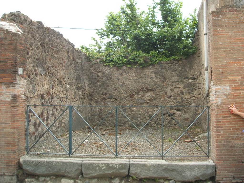 VI.17.22 Pompeii. May 2005. Looking west to entrance doorway.
According to Fiorelli � the dwelling at VI.17.23/25 had six shops attached to it, along the Via Consolare.
See Pappalardo, U., 2001. La Descrizione di Pompei per Giuseppe Fiorelli (1875). Napoli: Massa Editore, p. 159.
