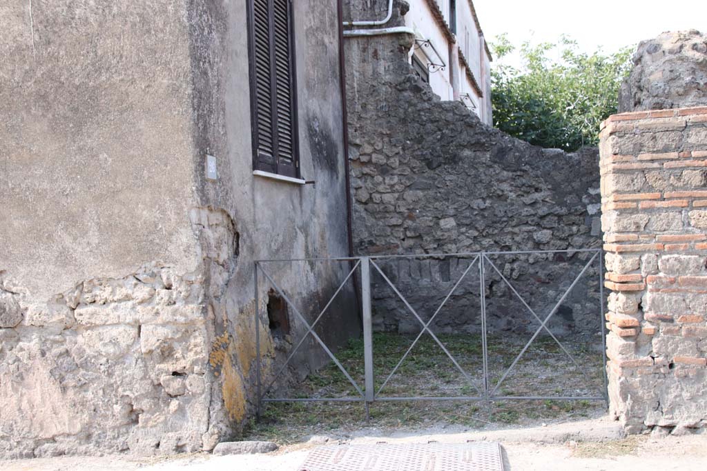 VI.17.26 Pompeii. September 2021. Looking west to entrance doorway. Photo courtesy of Klaus Heese.

