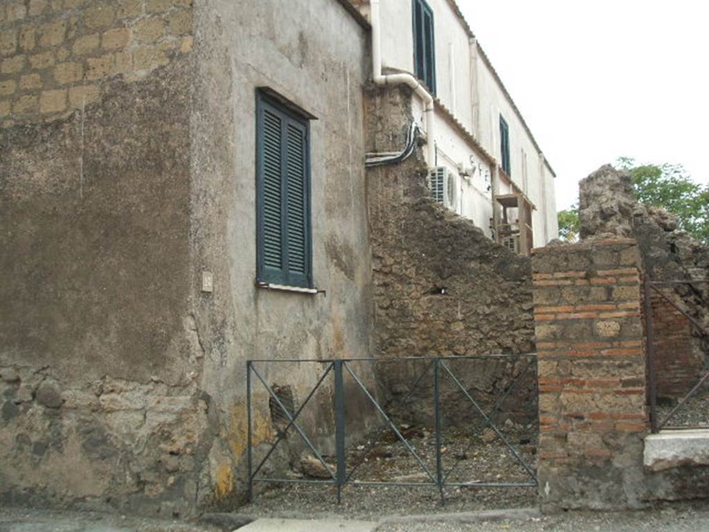 VI.17.26 Pompeii. May 2005. Looking west to entrance doorway.
According to Fiorelli � the dwelling at VI.17.23/25 had six shops attached to it, along the Via Consolare.
According to Mazois � the shops could be accounted for at VI.17.19/20/21/22, and with two shops at VI.17.23/24.
(In fact, VI.17.24 was an entrance (perhaps a shop?) leading to a passageway with stairs, and with an area to the north of it, leading to a step to the peristyle at VI.17.23). 
On the Mazois plan, he describes the entrance above, as �
A.  Passage which, by means of a gentle ramp, leads to the roadway (see VI.17.25).



