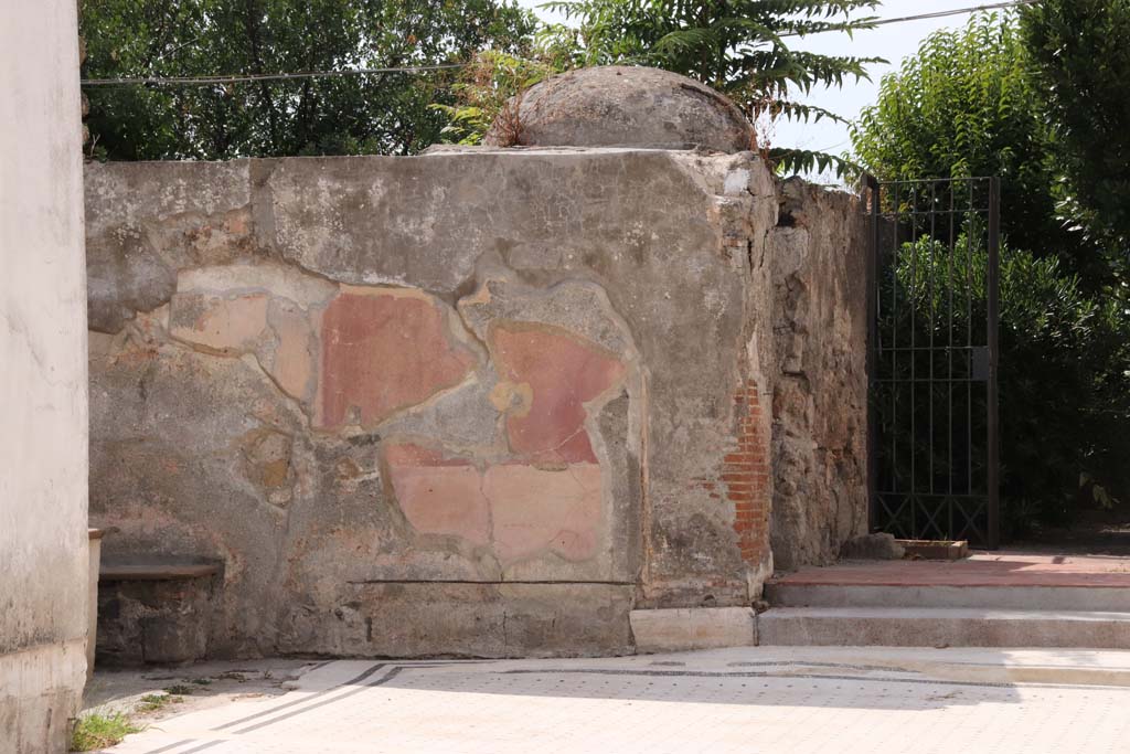 VI.17.27 Pompeii. September 2021. Looking towards south-west corner of atrium, with remaining painted decoration. Photo courtesy of Klaus Heese.