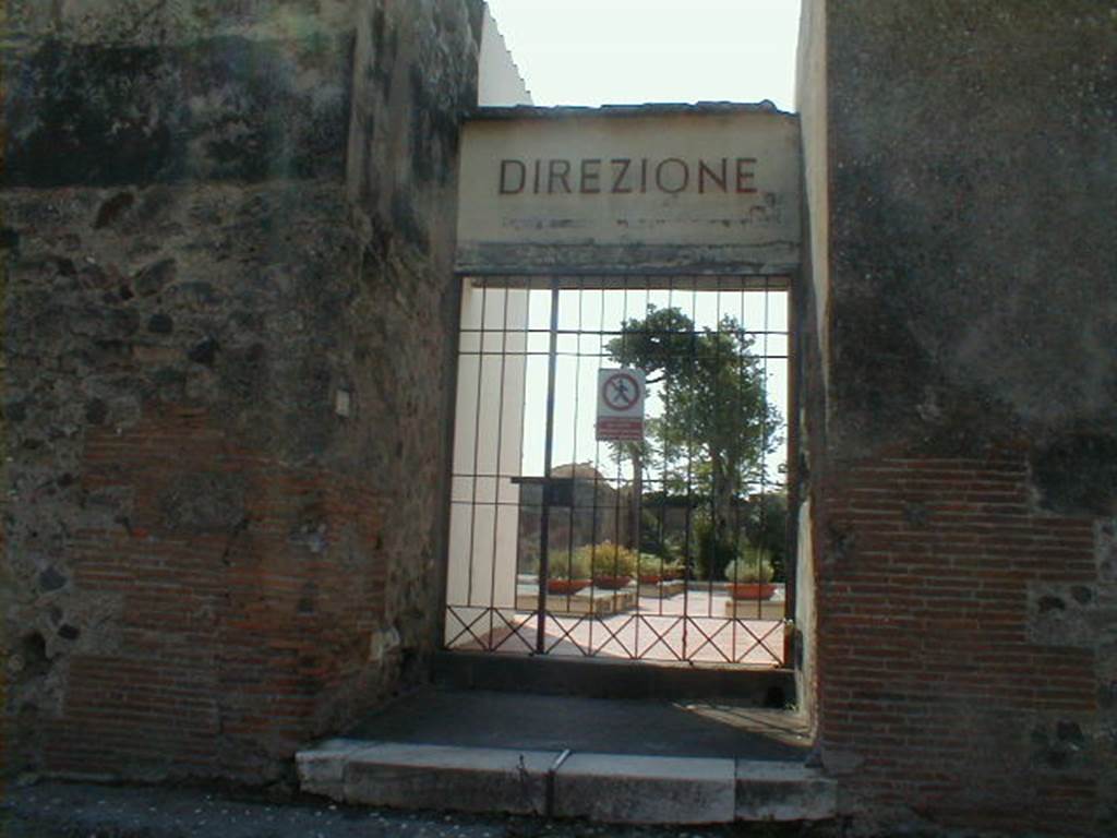 VI.17.27 Pompeii. September 2004. Looking west to entrance doorway. According to CTP-  
�the form of the fifth skeleton (made into a plaster model by Fiorelli) discovered in 1868, was conserved at the Scuola archeologica, VI.Ins.Occ.27, for which this structure has been given a similar denomination�. (The names Casa dei cadaveri di gesso, and Casa degli scheletri were both used for this house, which are similar names to those sometimes used for VI.17.23-25, which according to Breton, was also known as �Maison des cadavres moules� deriving from the first four skeletons made into plaster models by Fiorelli on 5th February 1863, and were then conserved in that house). See CTP II, p.268,
