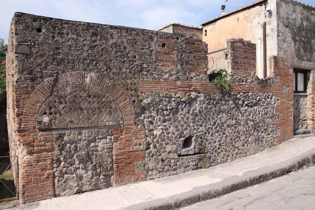 VI.17.29 Pompeii. September 2021. Front fa�ade on Via Consolare, with blocked doorway. Photo courtesy of Klaus Heese.