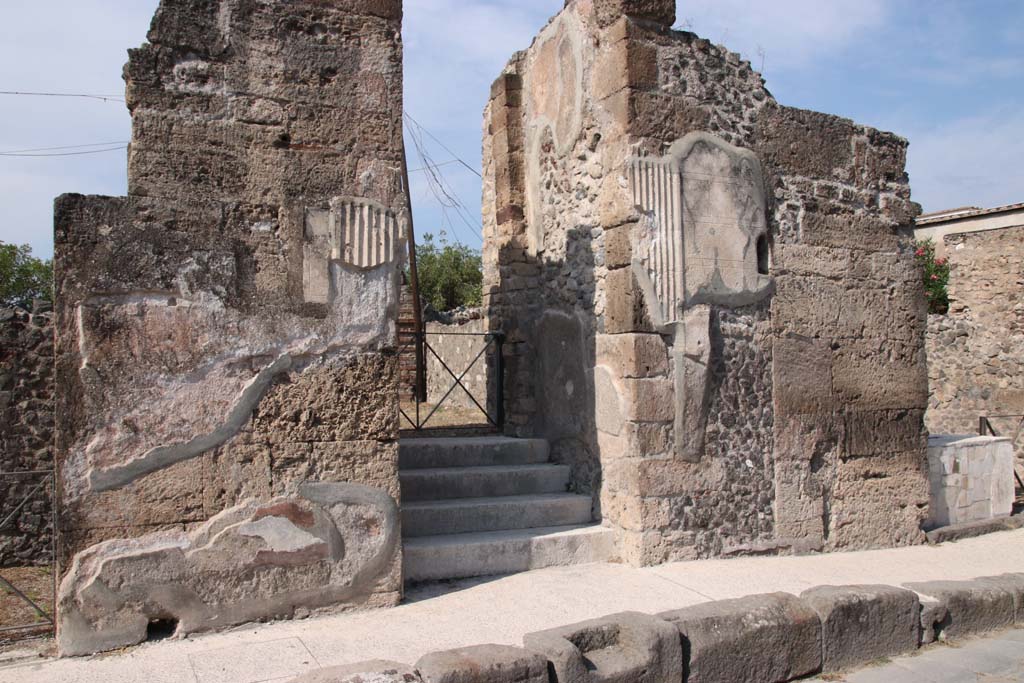 VI.17.32 Pompeii. September 2021. Looking towards entrance doorway on west side of Via Consolare. Photo courtesy of Klaus Heese.

