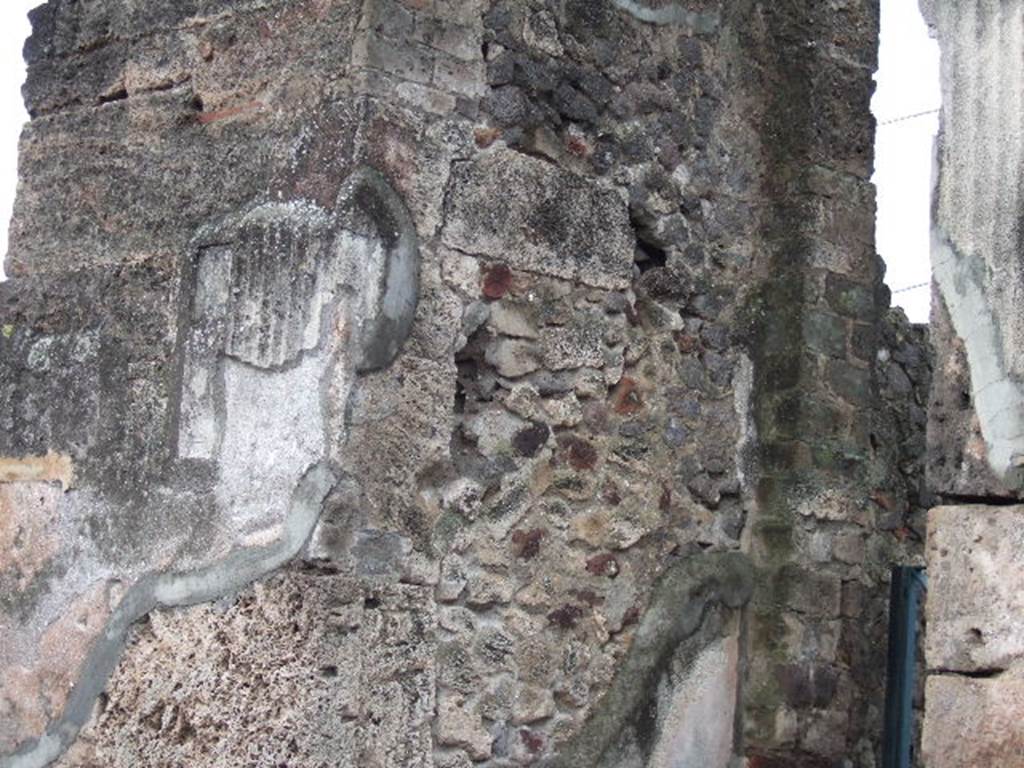 VI.17.32 Pompeii. December 2005. Ornamental plaster on exterior wall and entrance vestibule on south side of doorway.